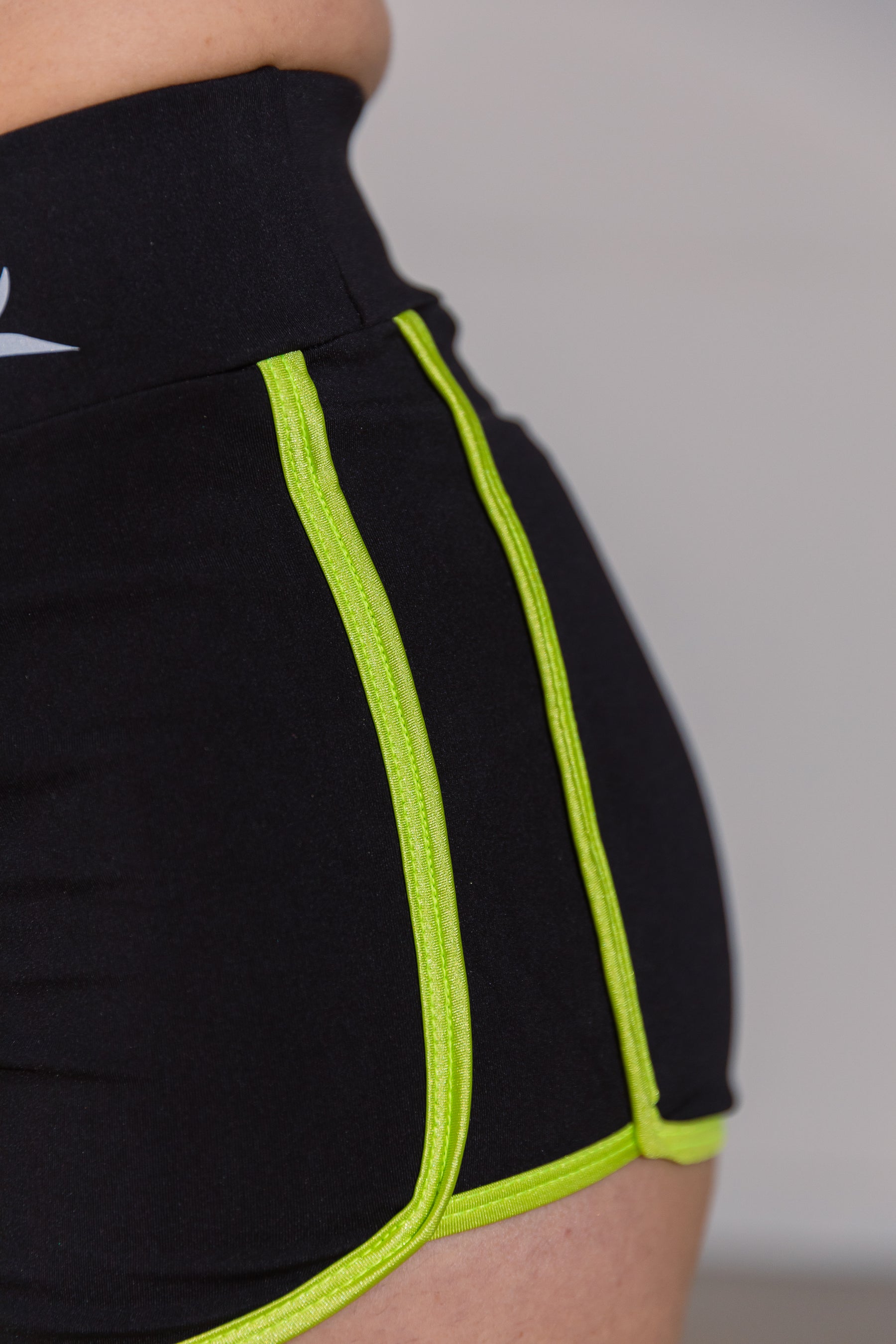 Conjunto Fitness Academia EnergyRise - Top Faixa + Shorts Empina Bumbum em Poliamida Verde com Preto