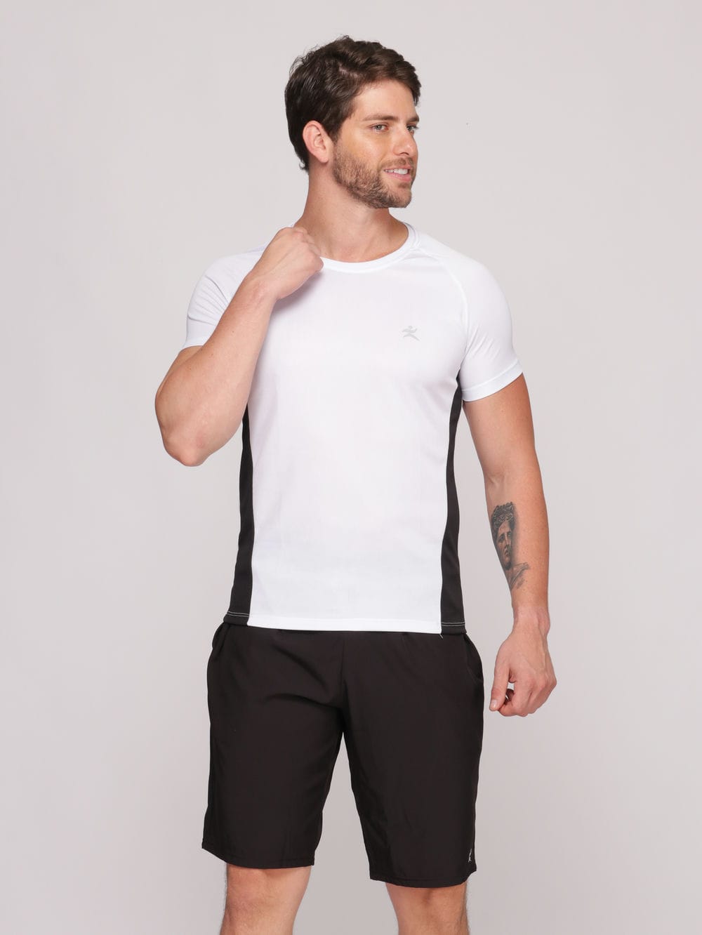 Camiseta Masculina com Recorte DryFit: Absorve 70% do Suor e Não Esquenta - Branca