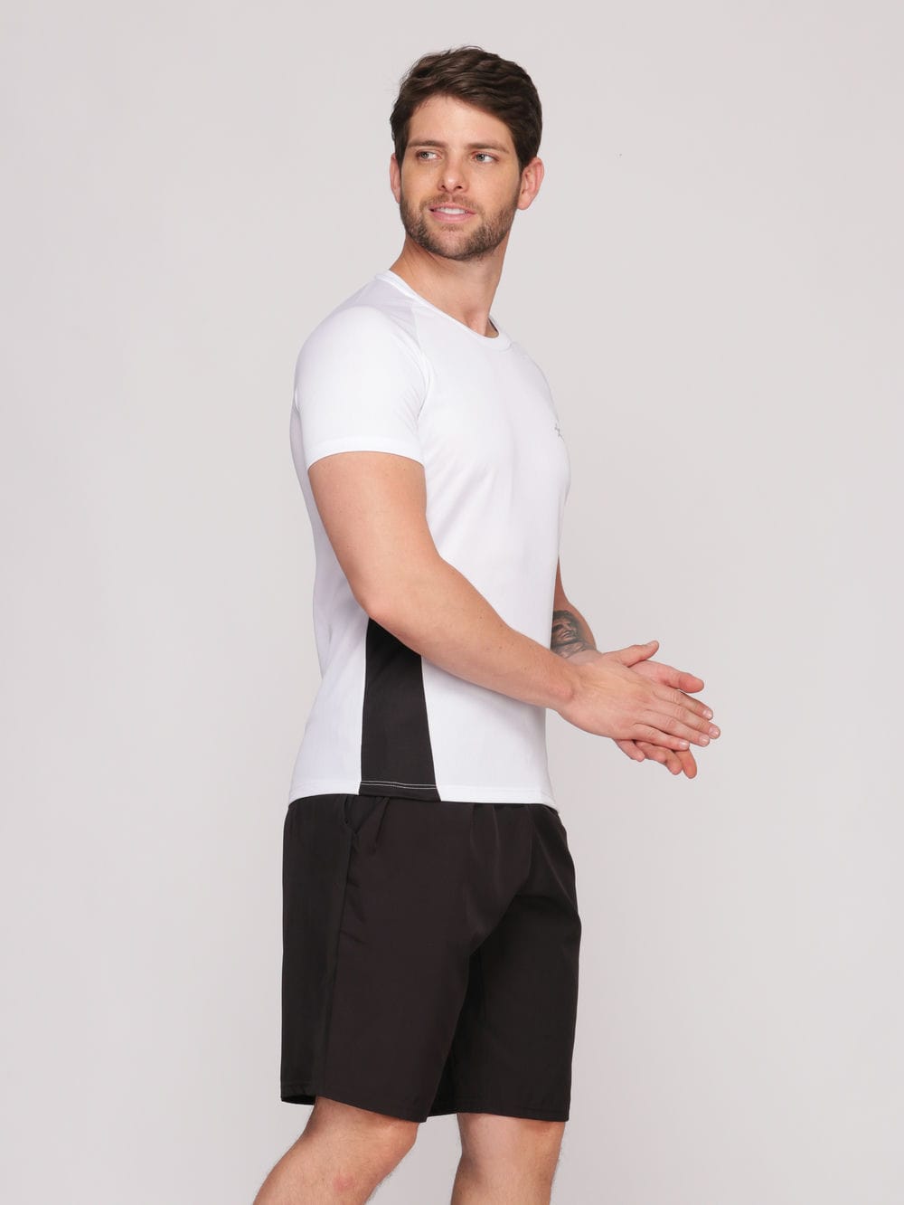 Camiseta Masculina com Recorte DryFit: Absorve 70% do Suor e Não Esquenta - Branca