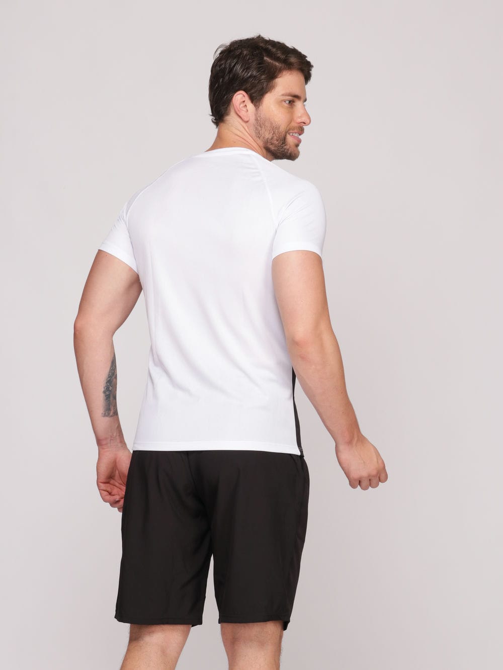 Camiseta Masculina com Recorte DryFit: Absorve 70% do Suor e Não Esquenta - Branca