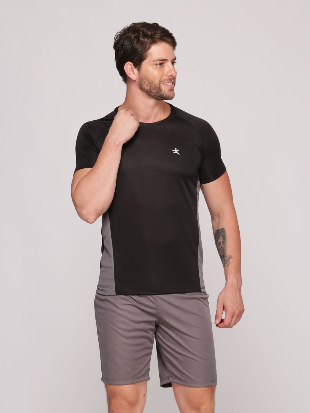 Camiseta Masculina com Recorte DryFit: Absorve 70% do Suor e Não Esquenta - Preta