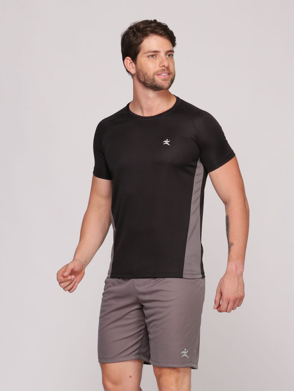 Camiseta Masculina com Recorte DryFit: Absorve 70% do Suor e Não Esquenta - Preta