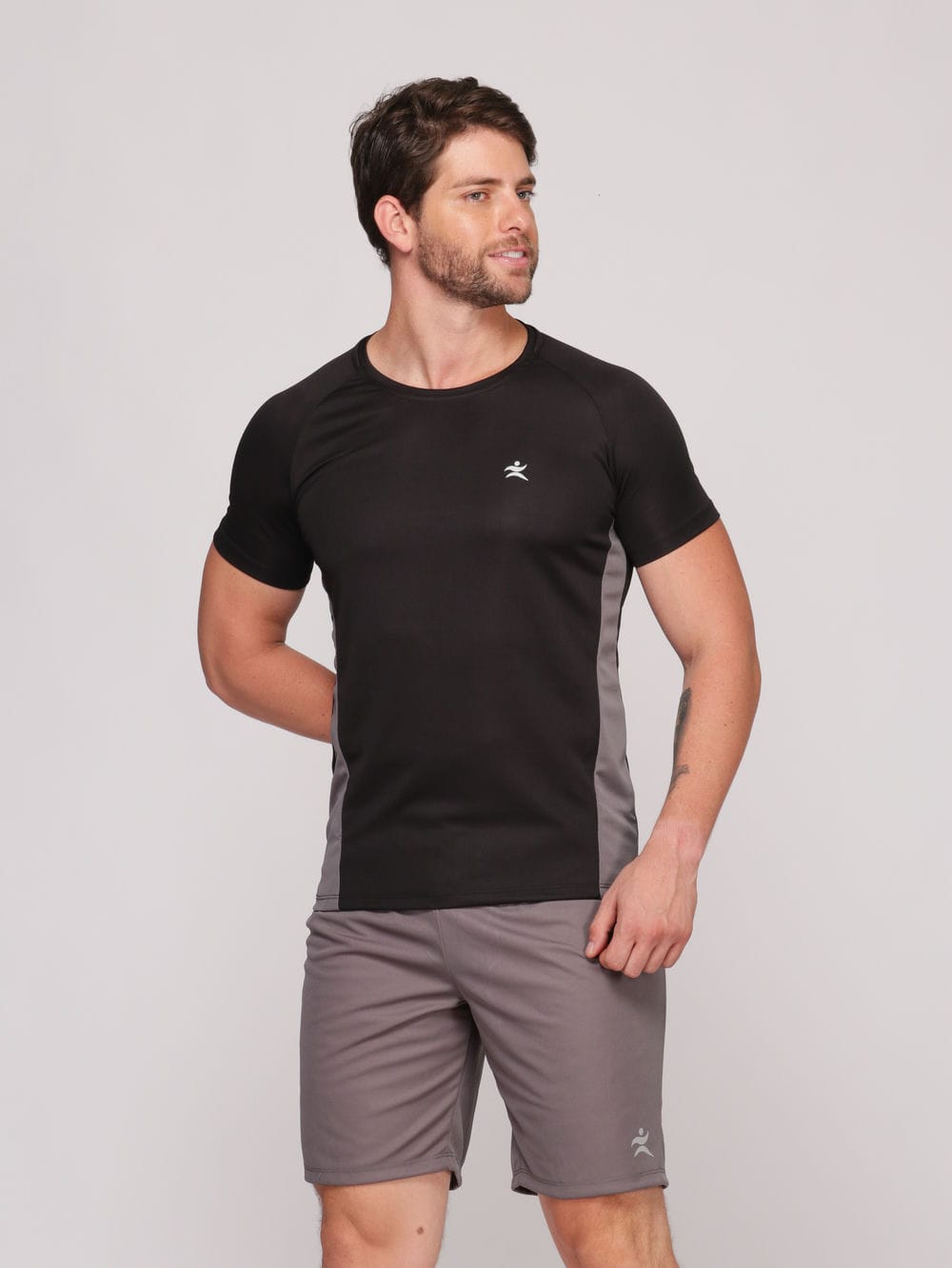 Camiseta Masculina com Recorte DryFit: Absorve 70% do Suor e Não Esquenta - Preta