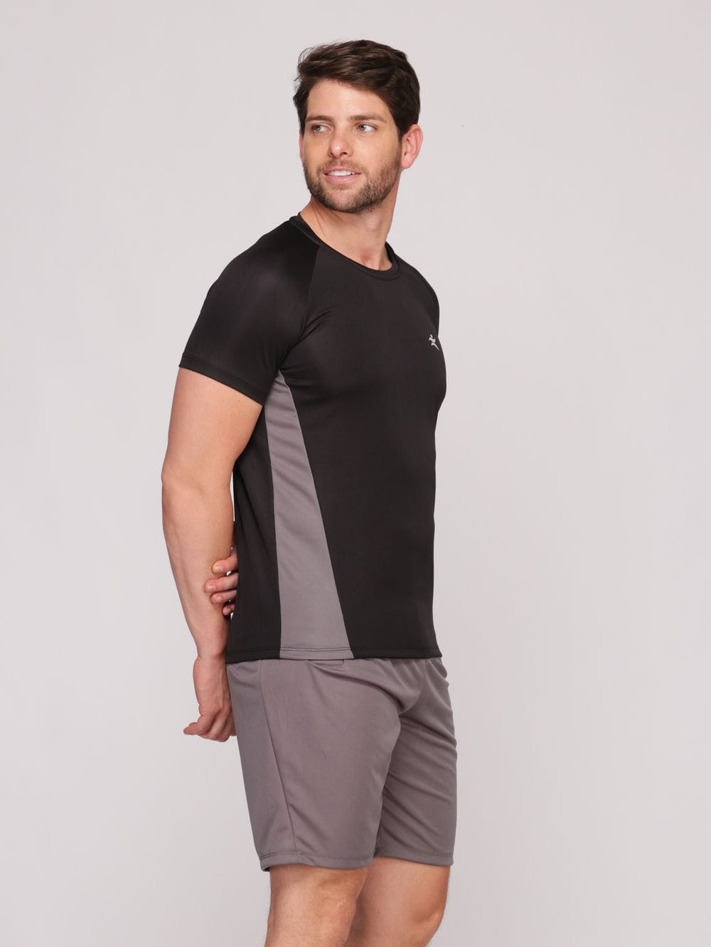 Camiseta Masculina com Recorte DryFit: Absorve 70% do Suor e Não Esquenta - Preta