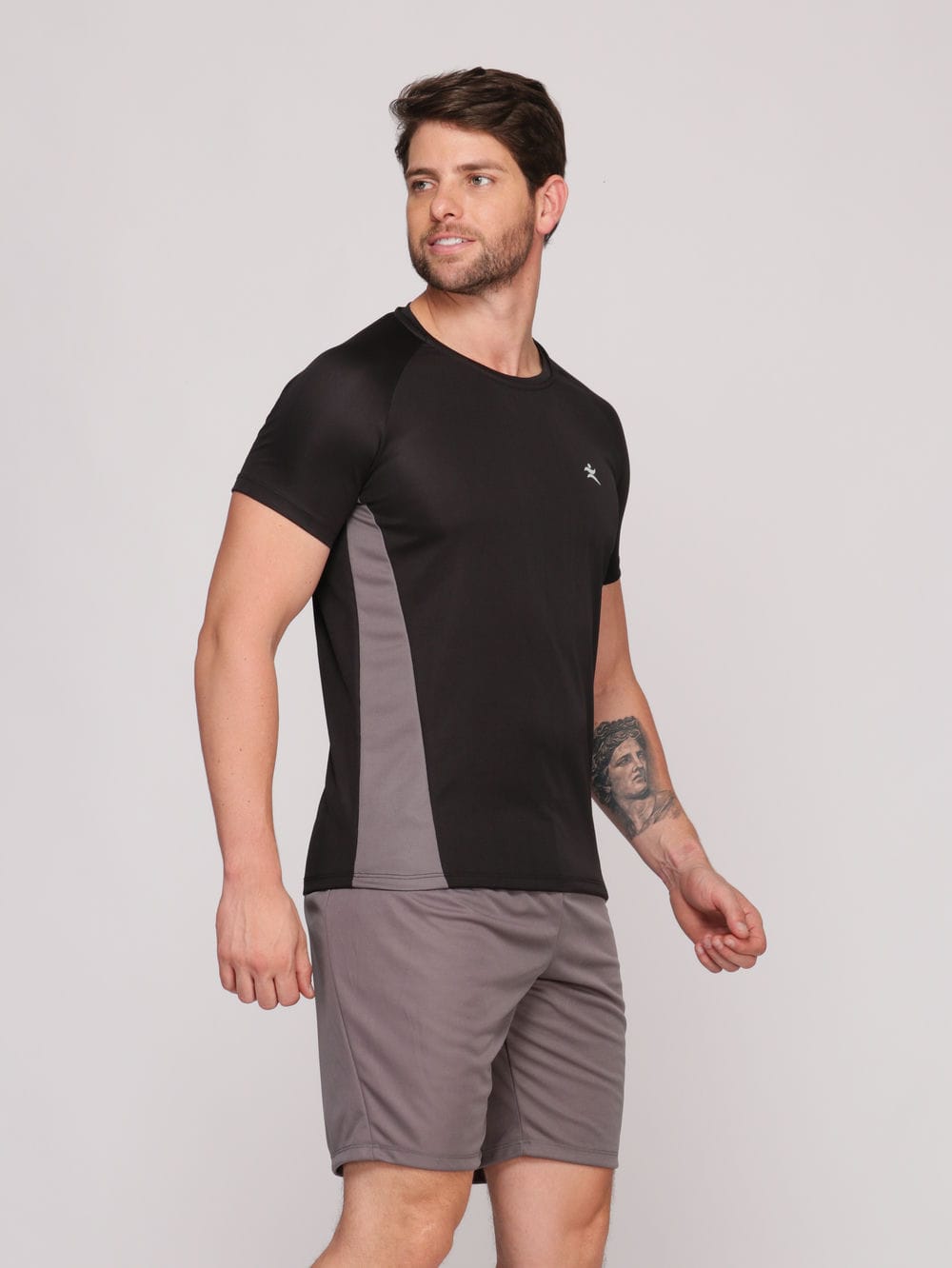 Camiseta Masculina com Recorte DryFit: Absorve 70% do Suor e Não Esquenta - Preta