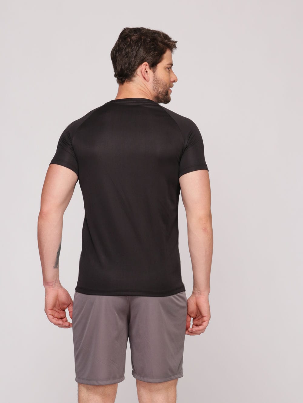 Camiseta Masculina com Recorte DryFit: Absorve 70% do Suor e Não Esquenta - Preta