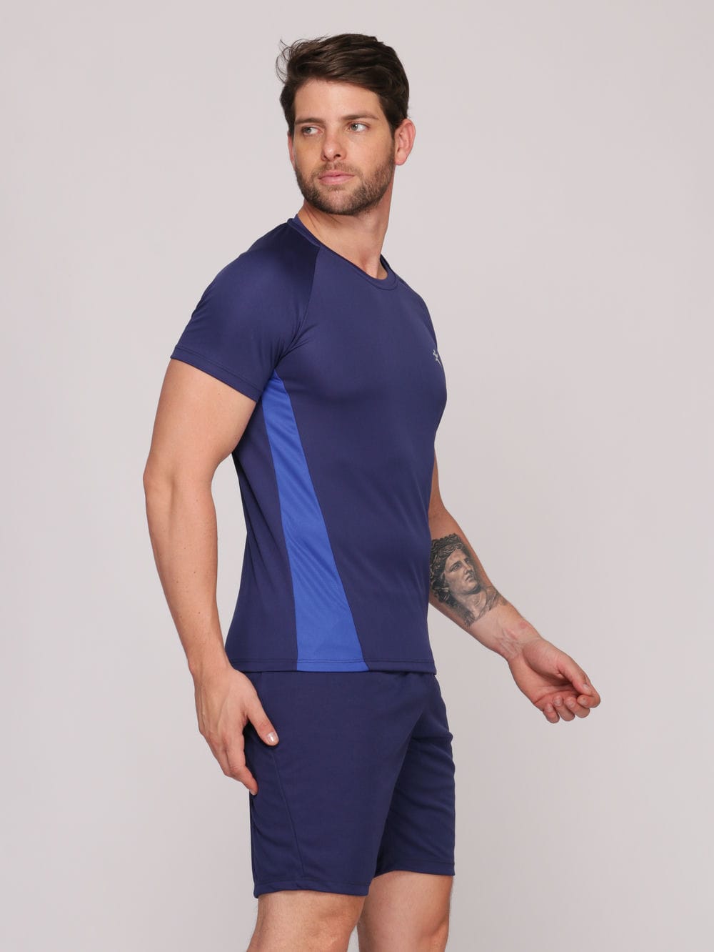 Kit 3 Camisetas Masculinas com Recorte DryFit: Absorve 70% do Suor e Não Esquenta - Azul, Preta e Branca