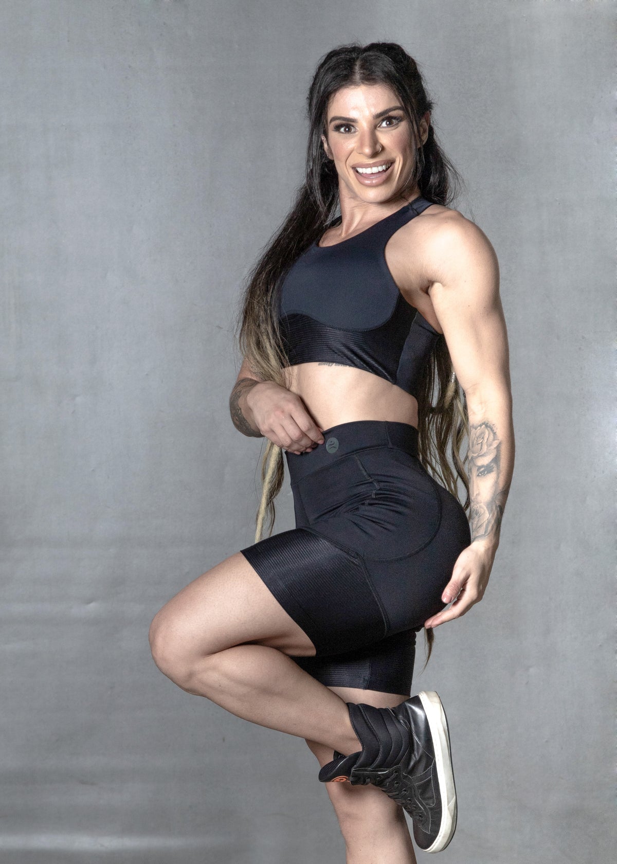 Conjunto Fitness ZenVibe - Top Nadador Underbust + Shorts com Bolso Gloss - Preto