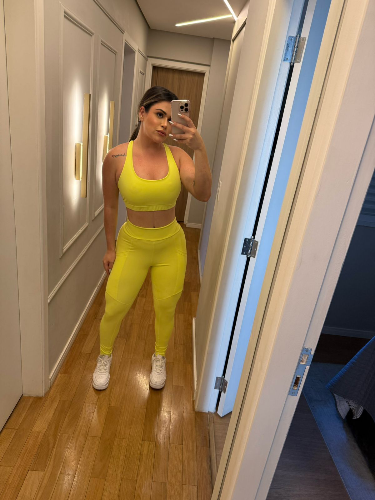 Conjunto Fitness Academia Cocoa Flex Top + Legging Poliamida com Detalhes em recorte